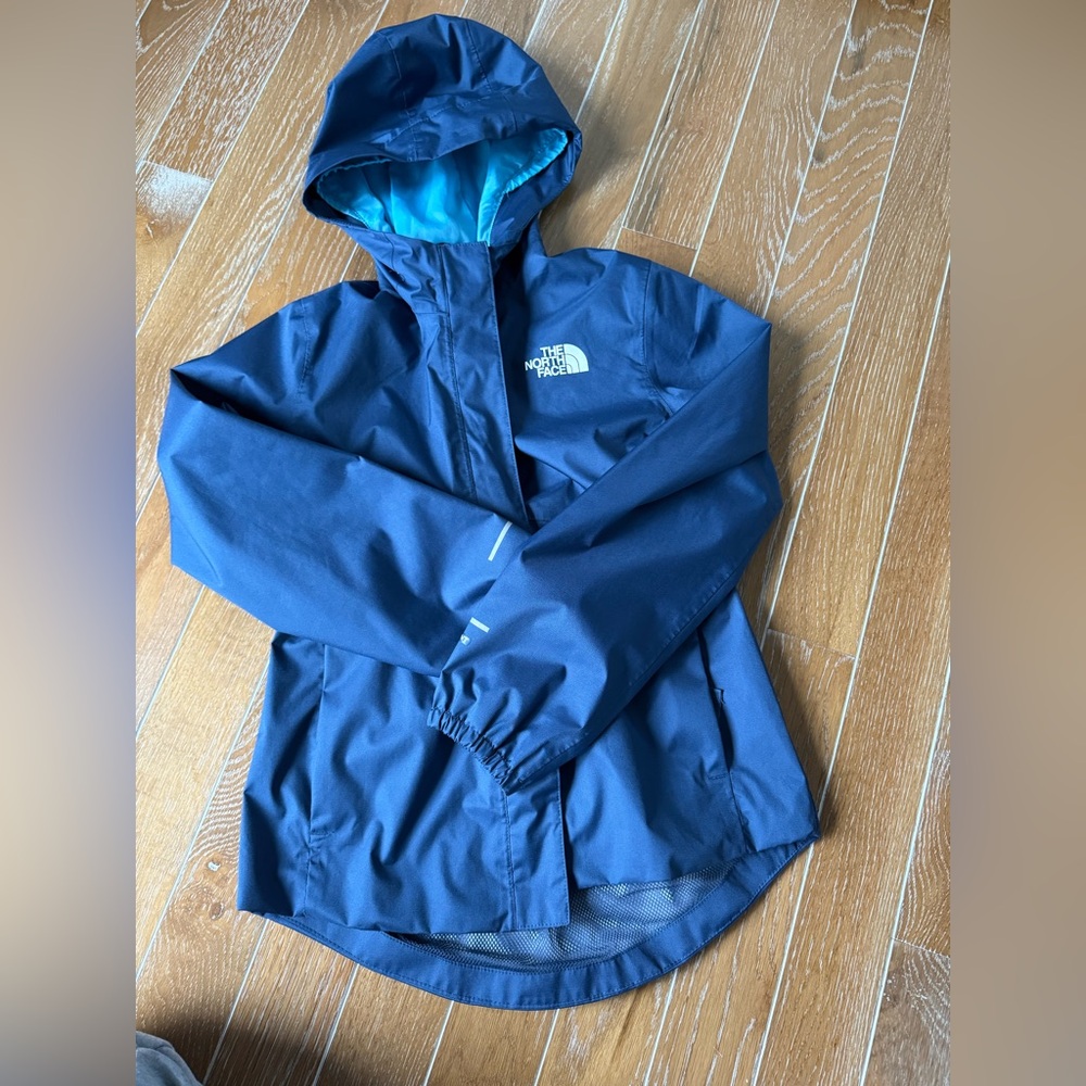PERFECT condition the north face girls Antora rain jacket size 12. Blue